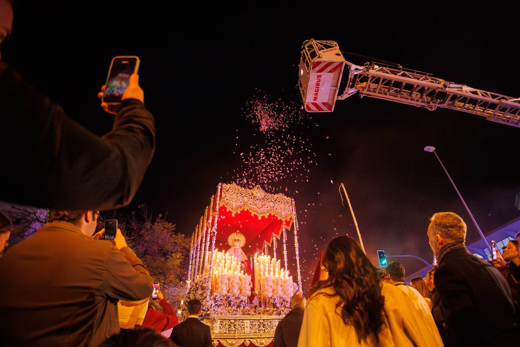 Petalada de los bomberos a María Santísima del Refugio de los Pecadores.