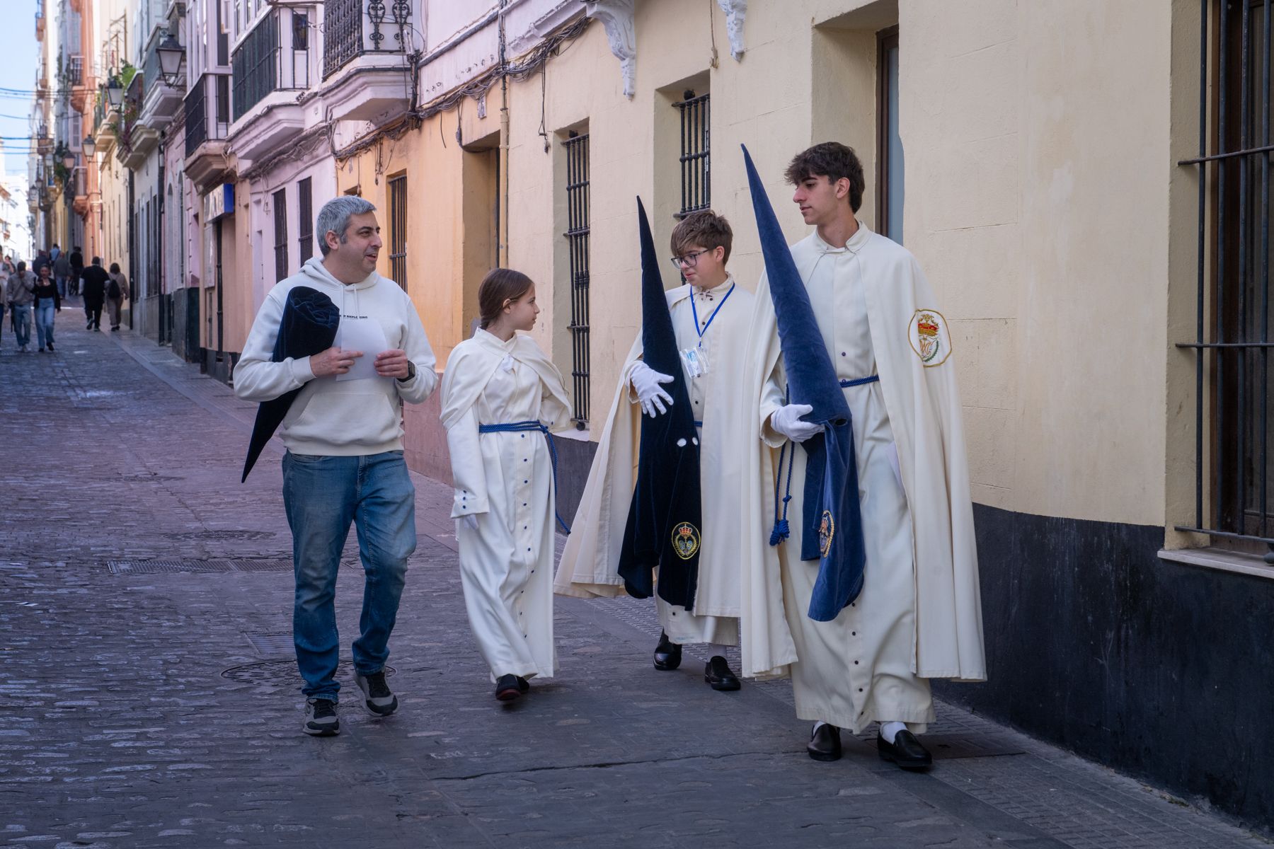 La calma del aire engrandece el Lunes Santo de Cádiz