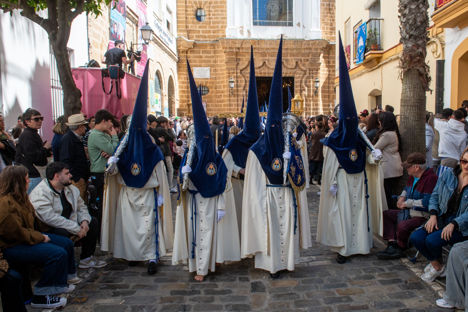 La calma del aire engrandece el Lunes Santo de Cádiz