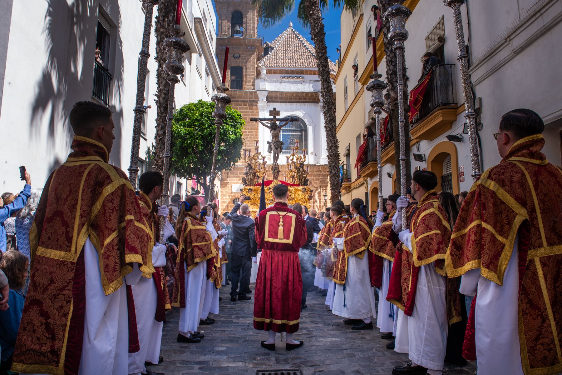 La calma del aire engrandece el Lunes Santo de Cádiz