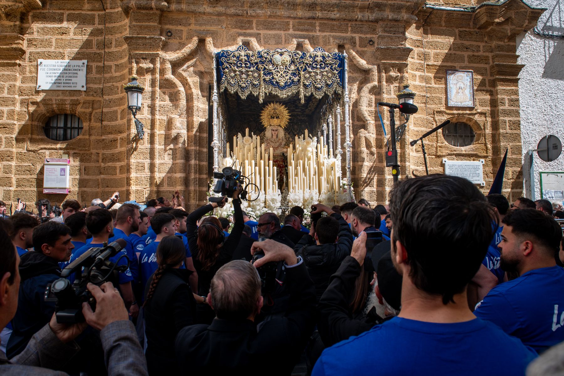 La calma del aire engrandece el Lunes Santo de Cádiz