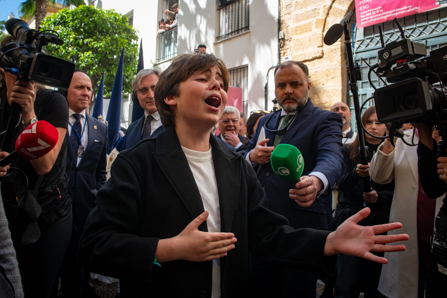La calma del aire engrandece el Lunes Santo de Cádiz