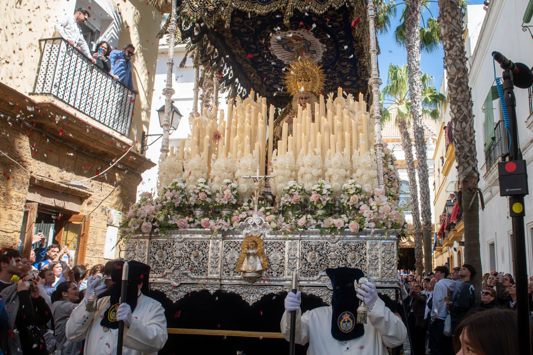 La calma del aire engrandece el Lunes Santo de Cádiz