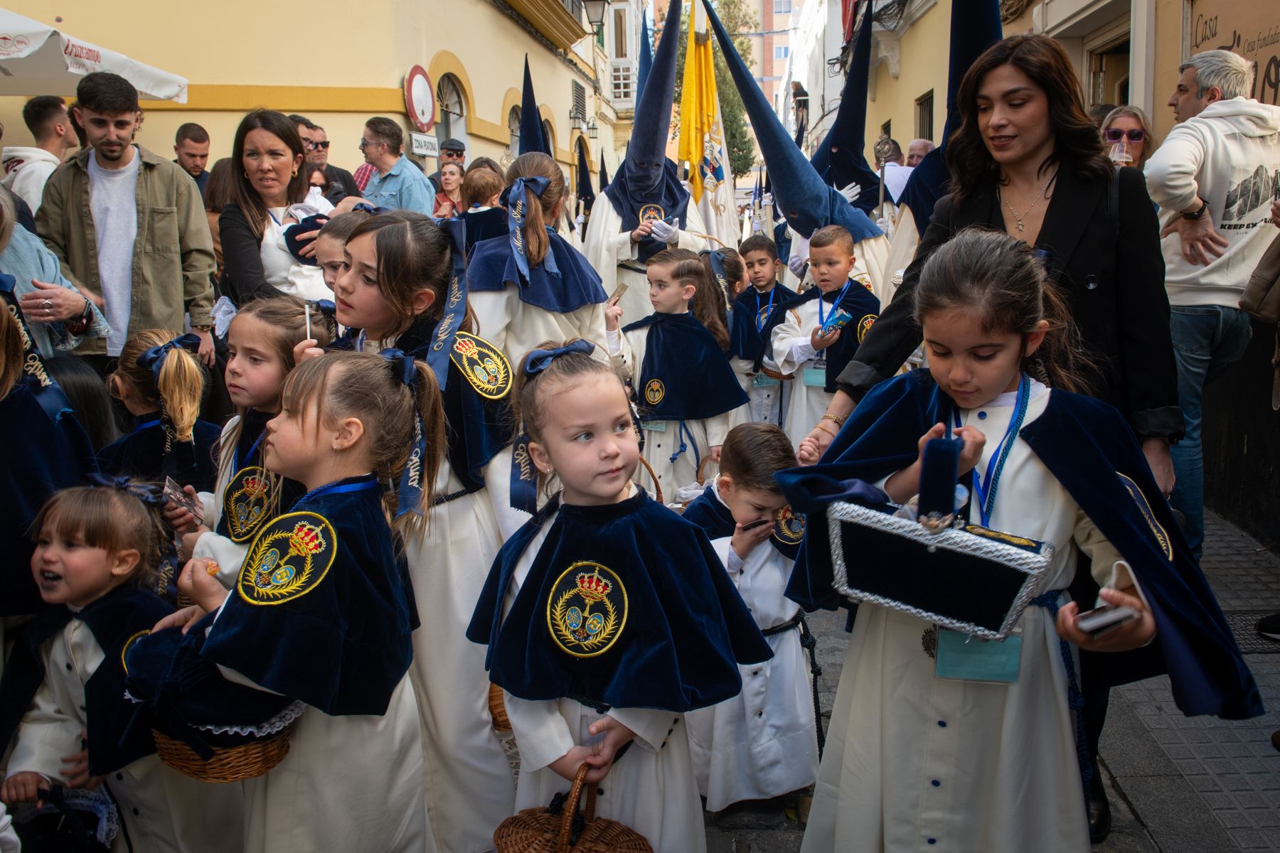 La calma del aire engrandece el Lunes Santo de Cádiz
