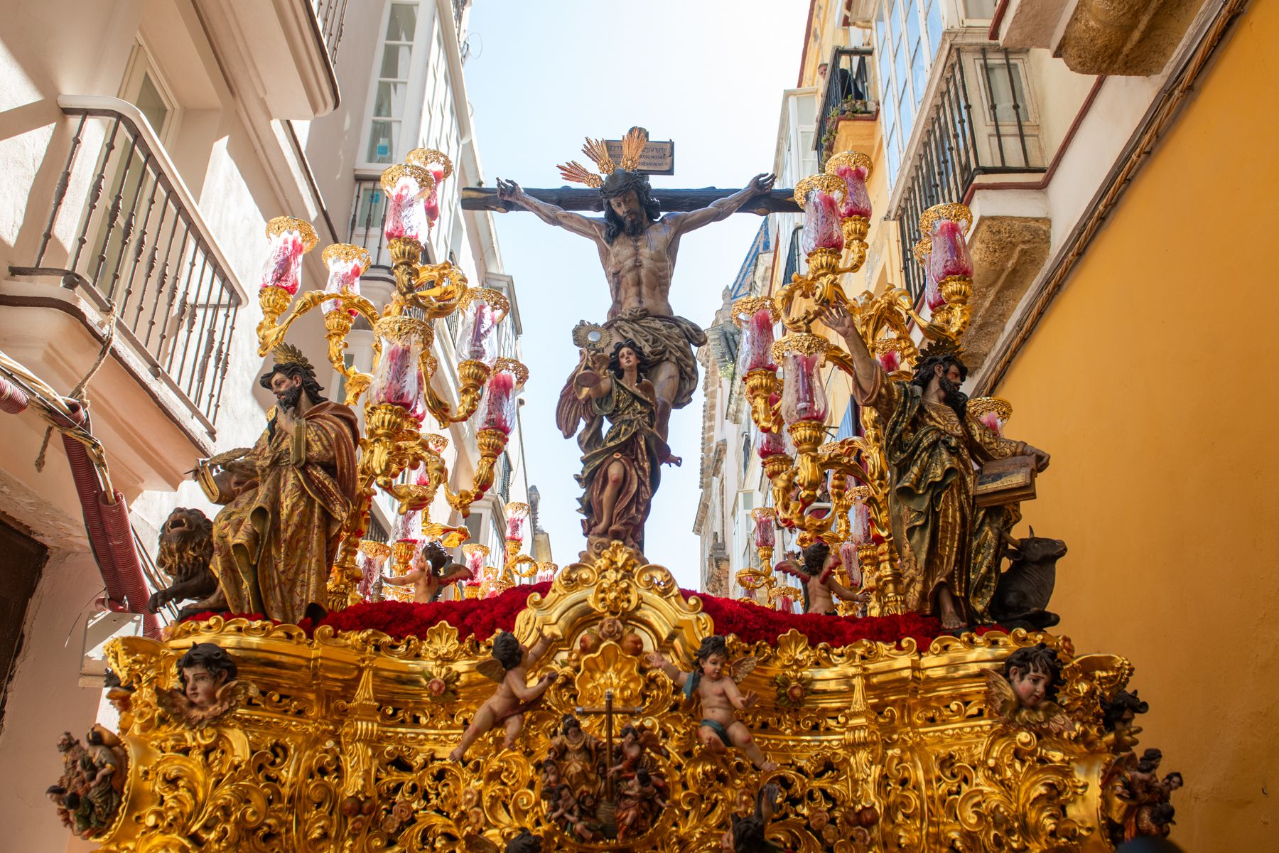 La calma del aire engrandece el Lunes Santo de Cádiz