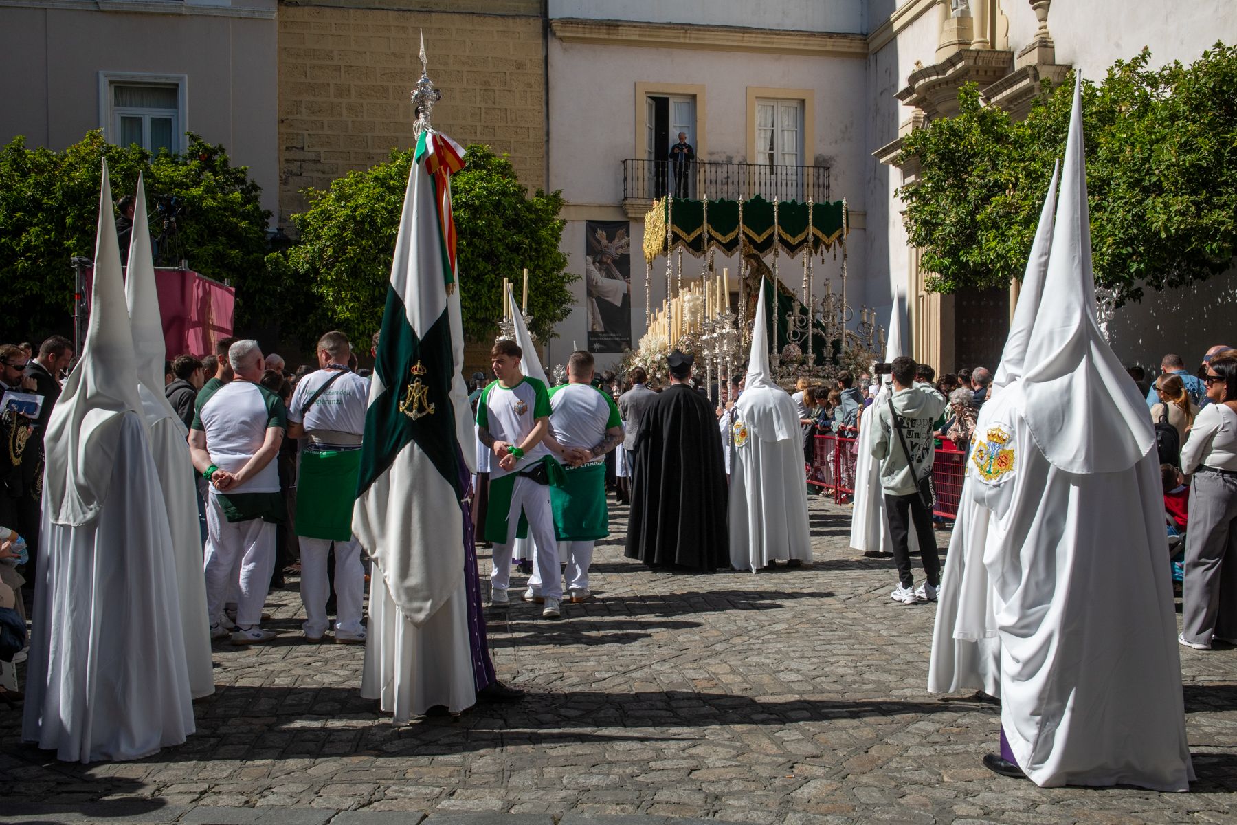 La calma del aire engrandece el Lunes Santo de Cádiz