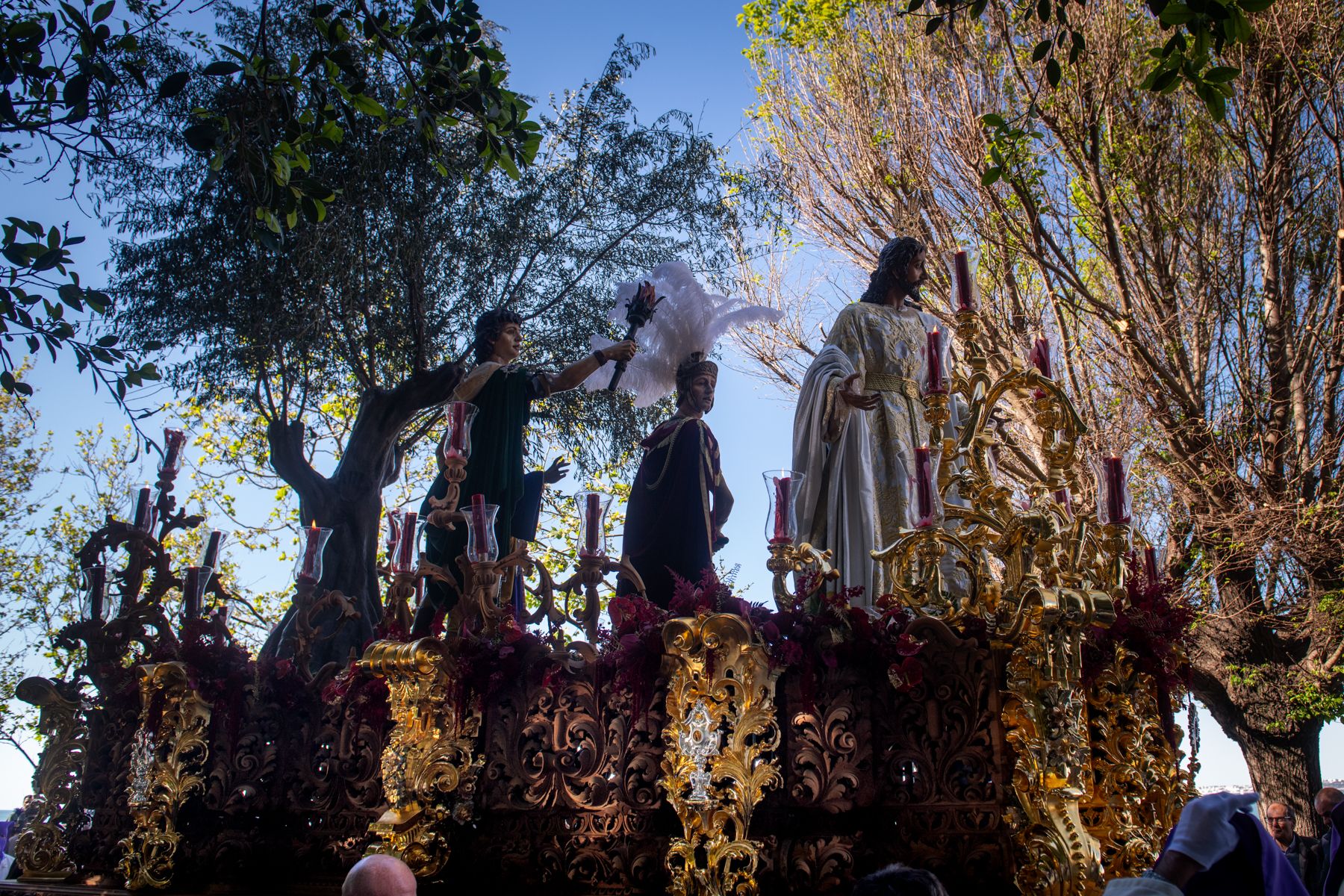 La calma del aire engrandece el Lunes Santo de Cádiz