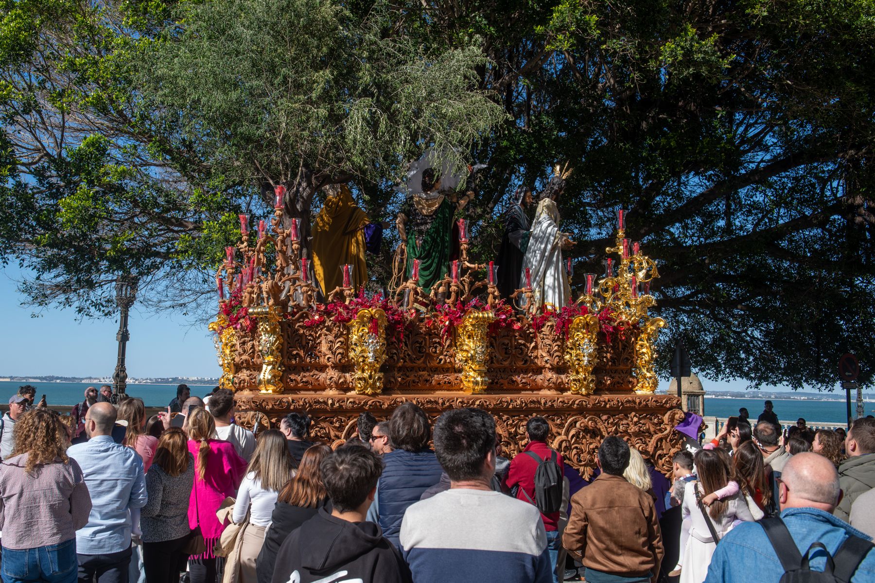 La calma del aire engrandece el Lunes Santo de Cádiz