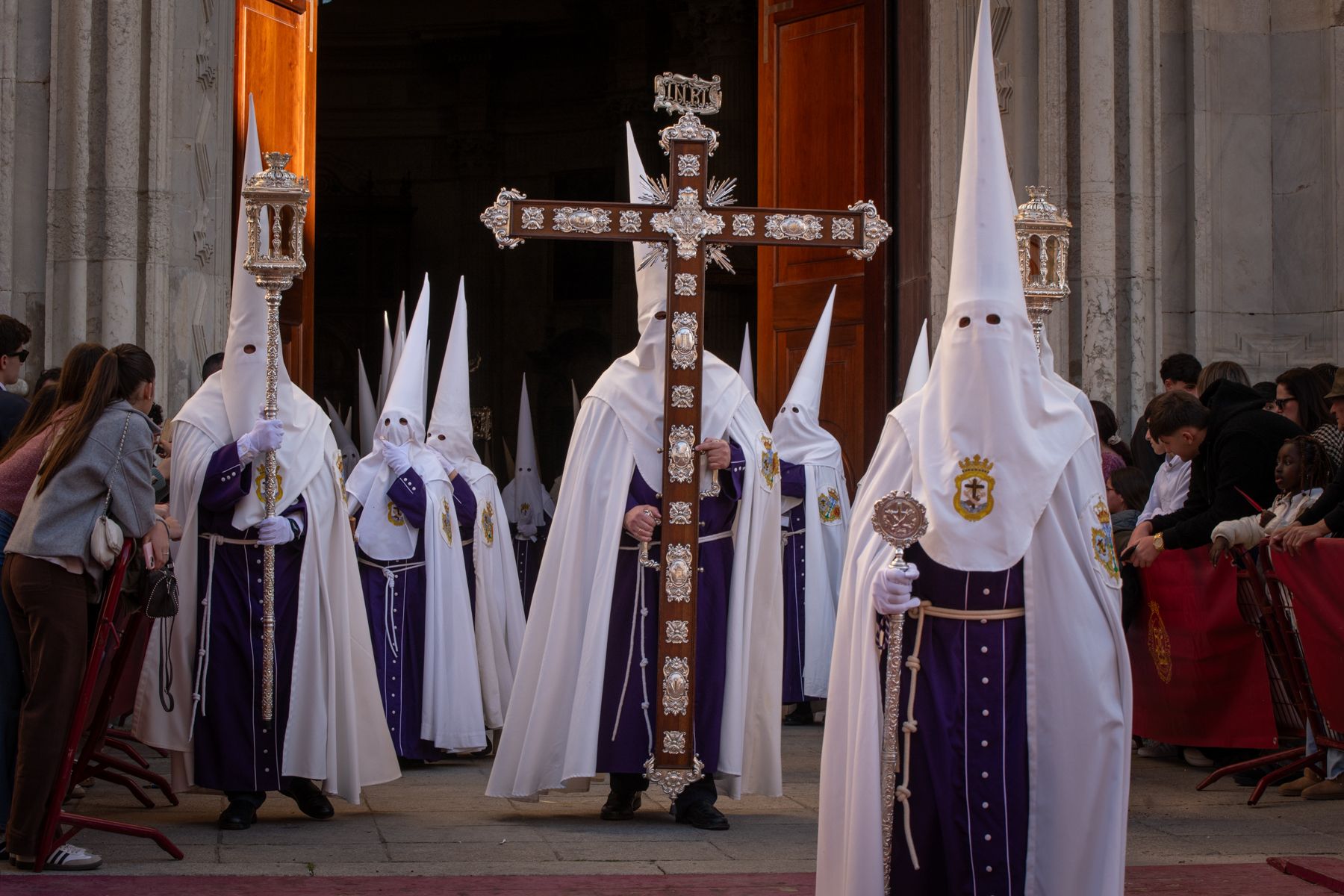 La calma del aire engrandece el Lunes Santo de Cádiz