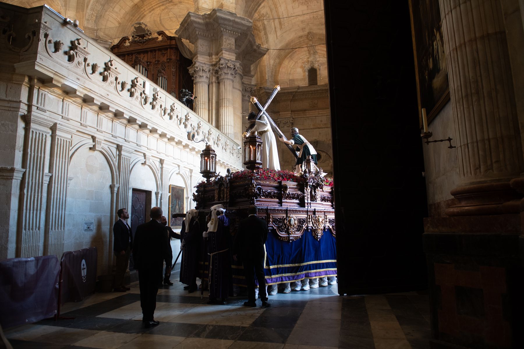 La calma del aire engrandece el Lunes Santo de Cádiz
