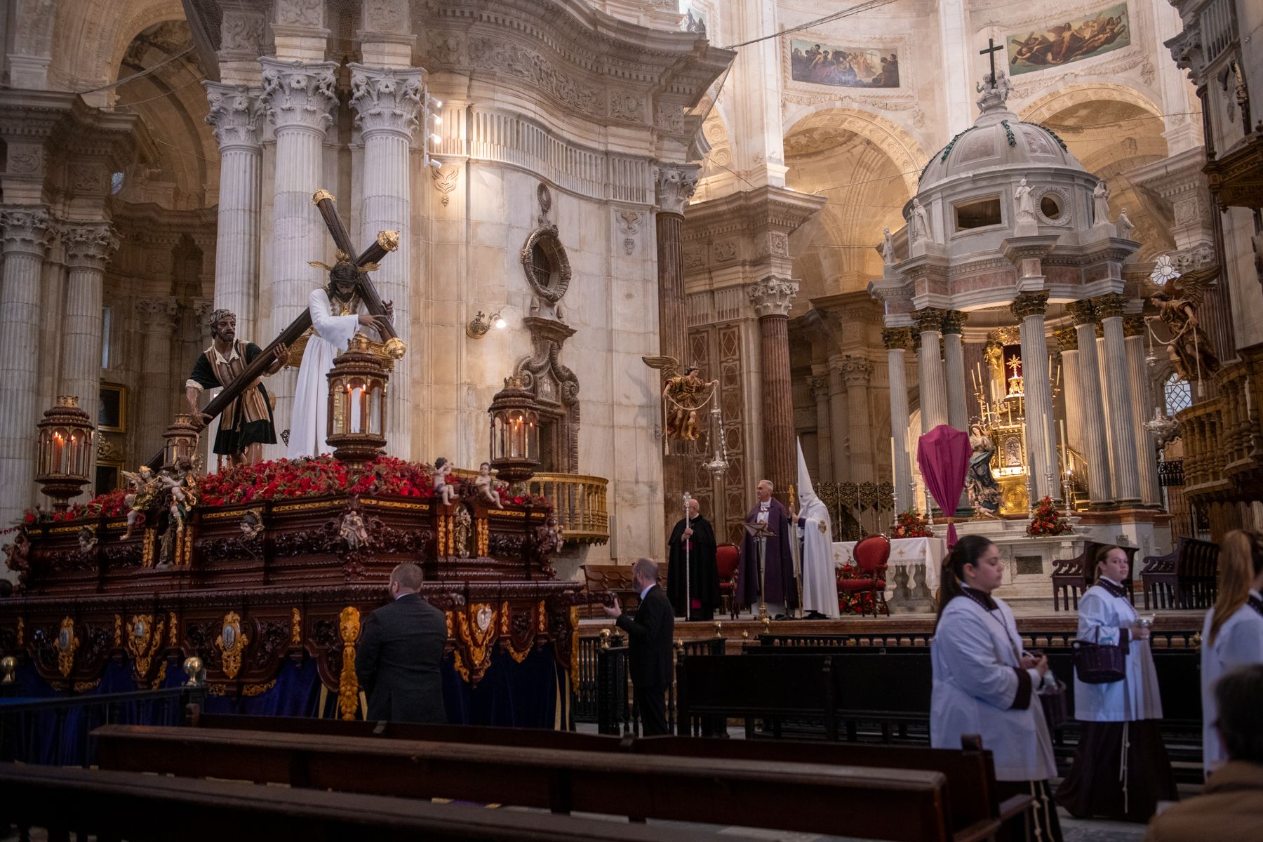 La calma del aire engrandece el Lunes Santo de Cádiz
