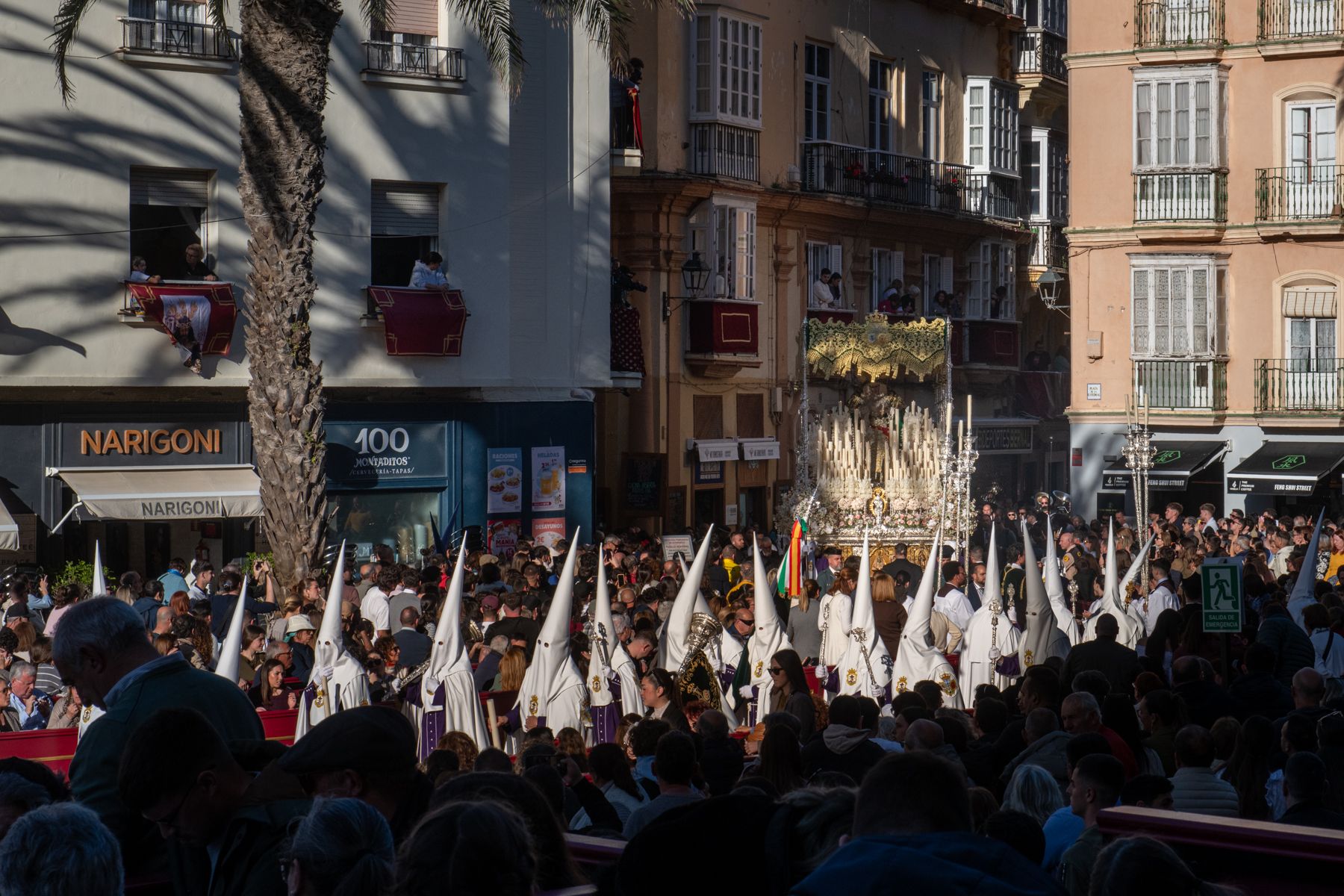 La calma del aire engrandece el Lunes Santo de Cádiz