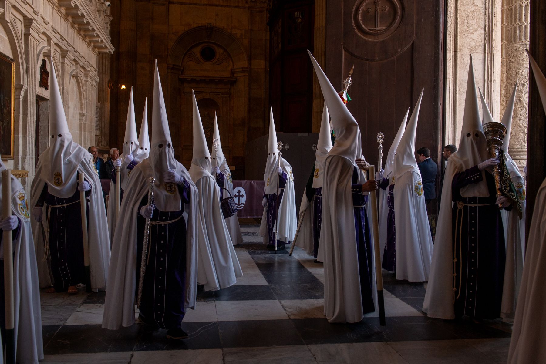 La calma del aire engrandece el Lunes Santo de Cádiz