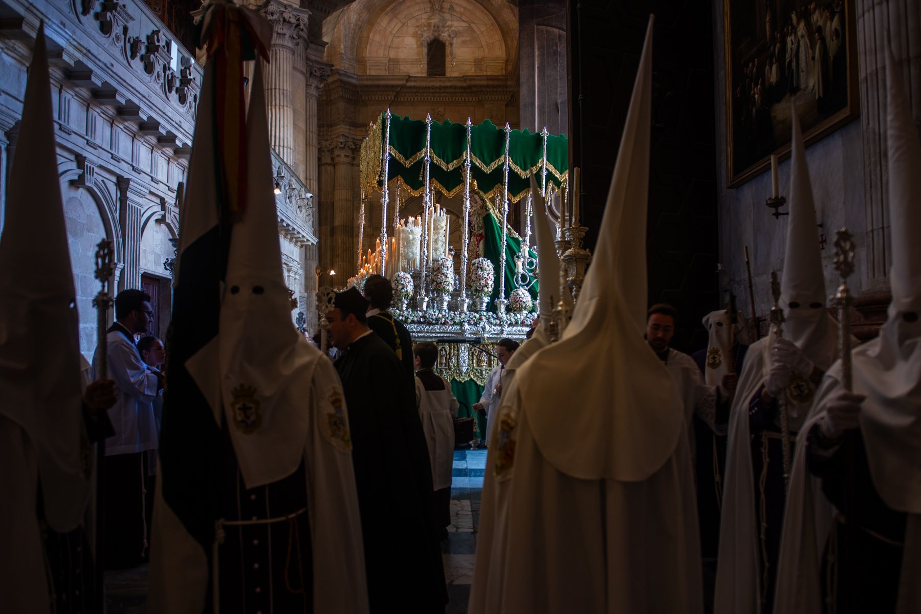 La calma del aire engrandece el Lunes Santo de Cádiz