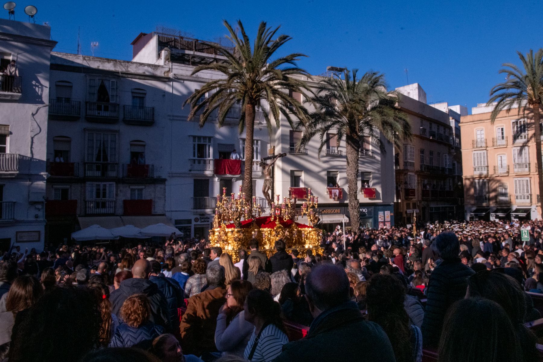La calma del aire engrandece el Lunes Santo de Cádiz
