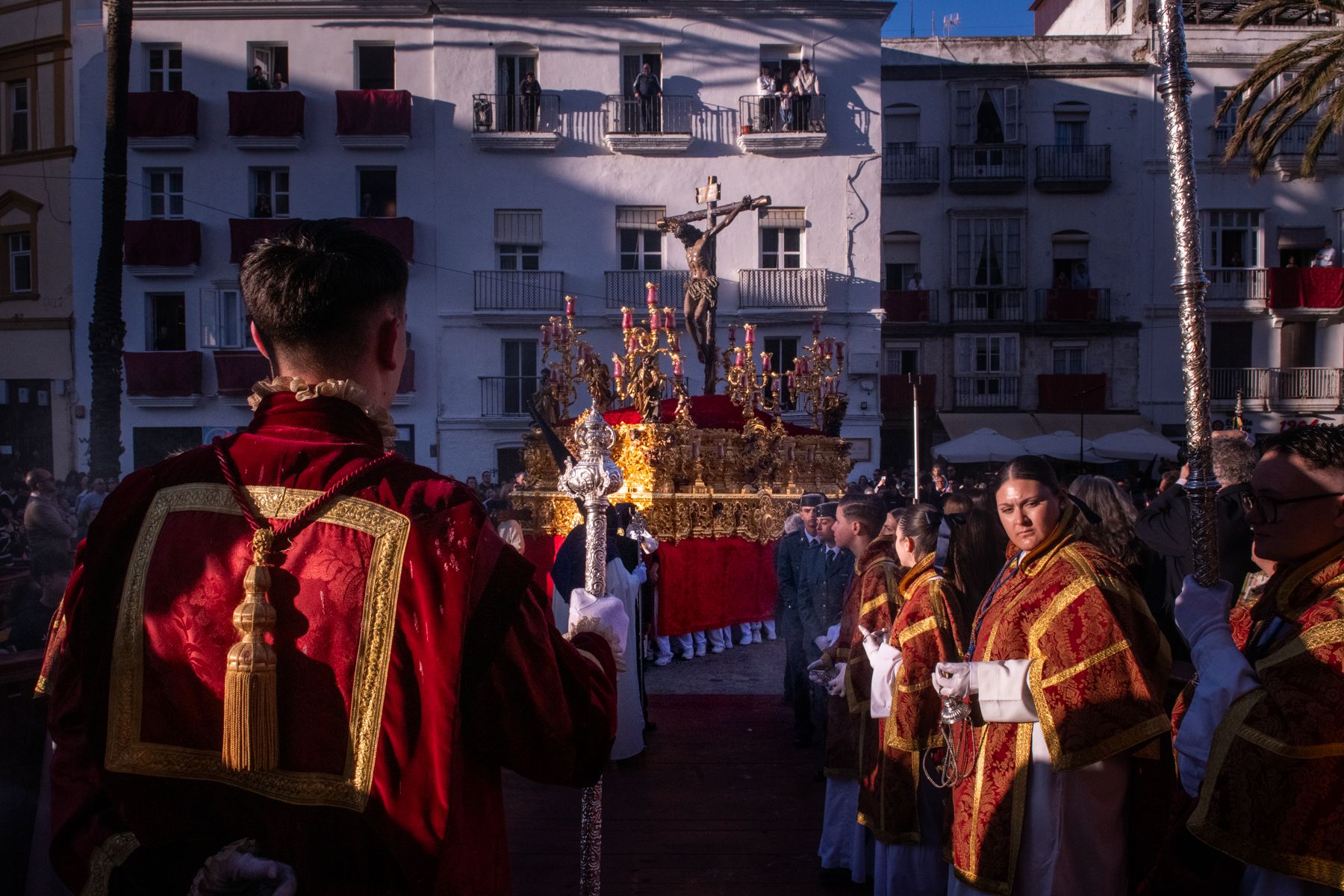 La calma del aire engrandece el Lunes Santo de Cádiz