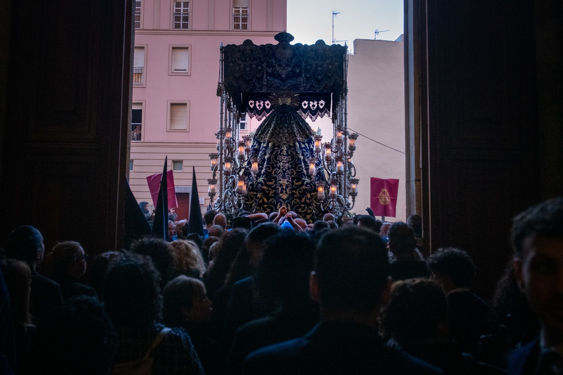 La calma del aire engrandece el Lunes Santo de Cádiz
