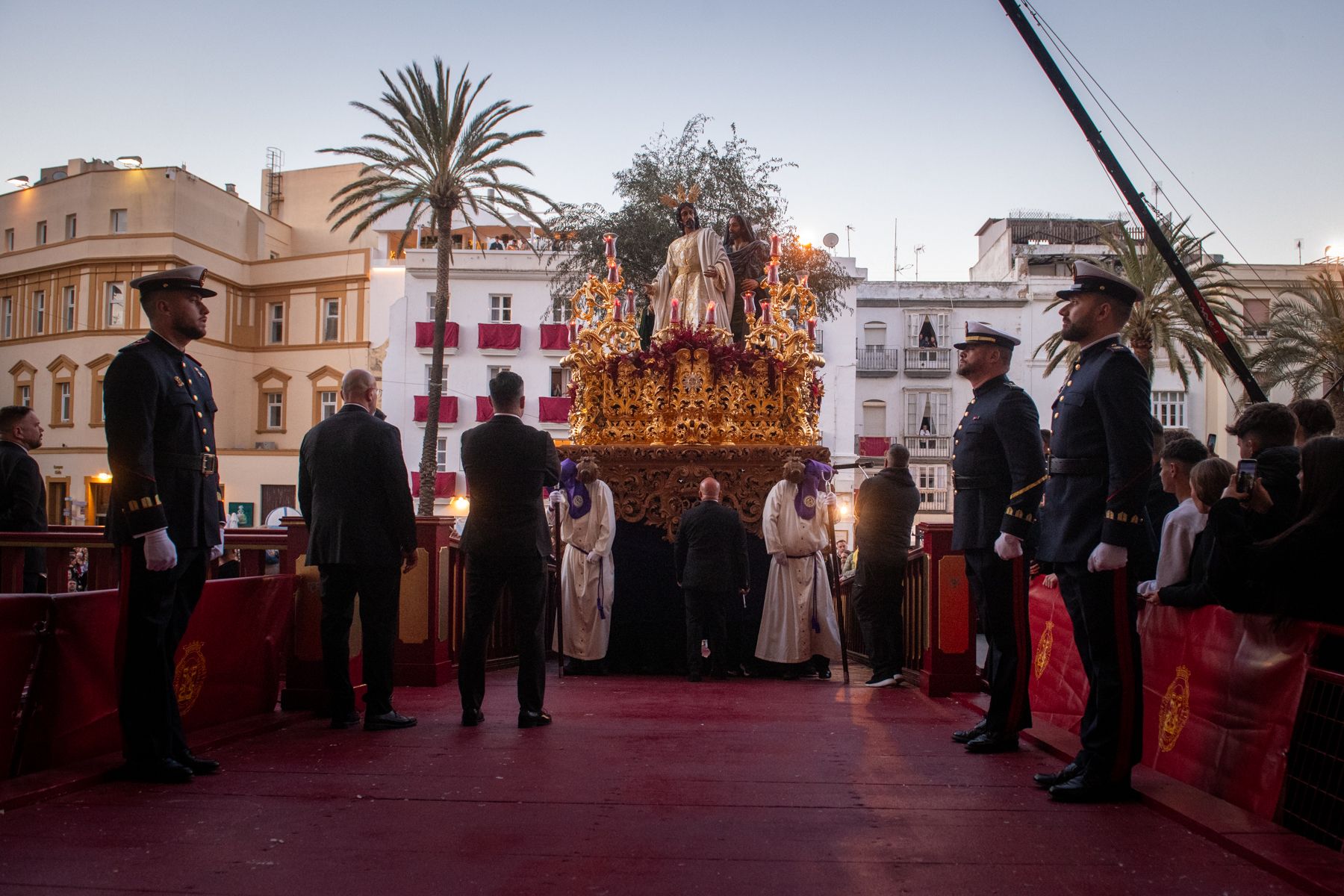 La calma del aire engrandece el Lunes Santo de Cádiz