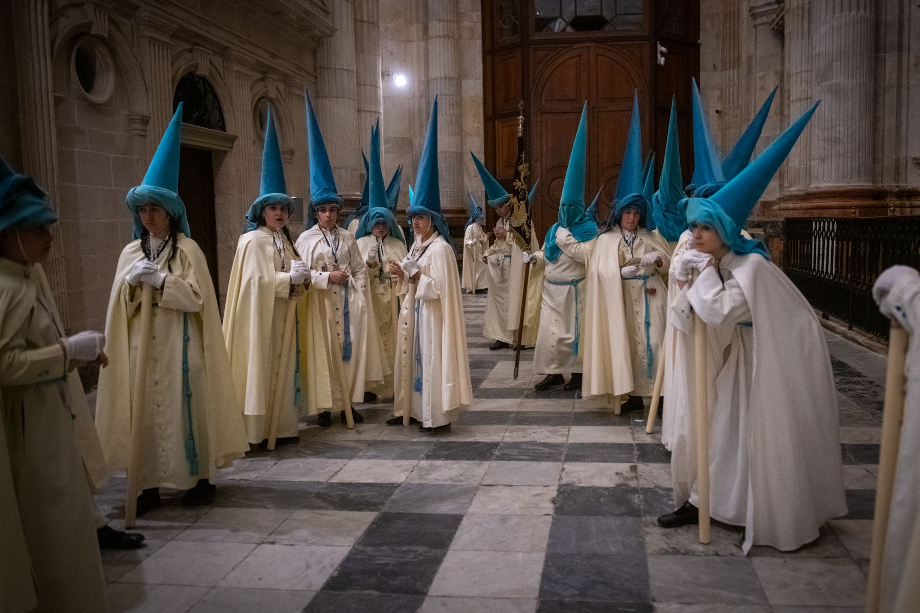 La calma del aire engrandece el Lunes Santo de Cádiz