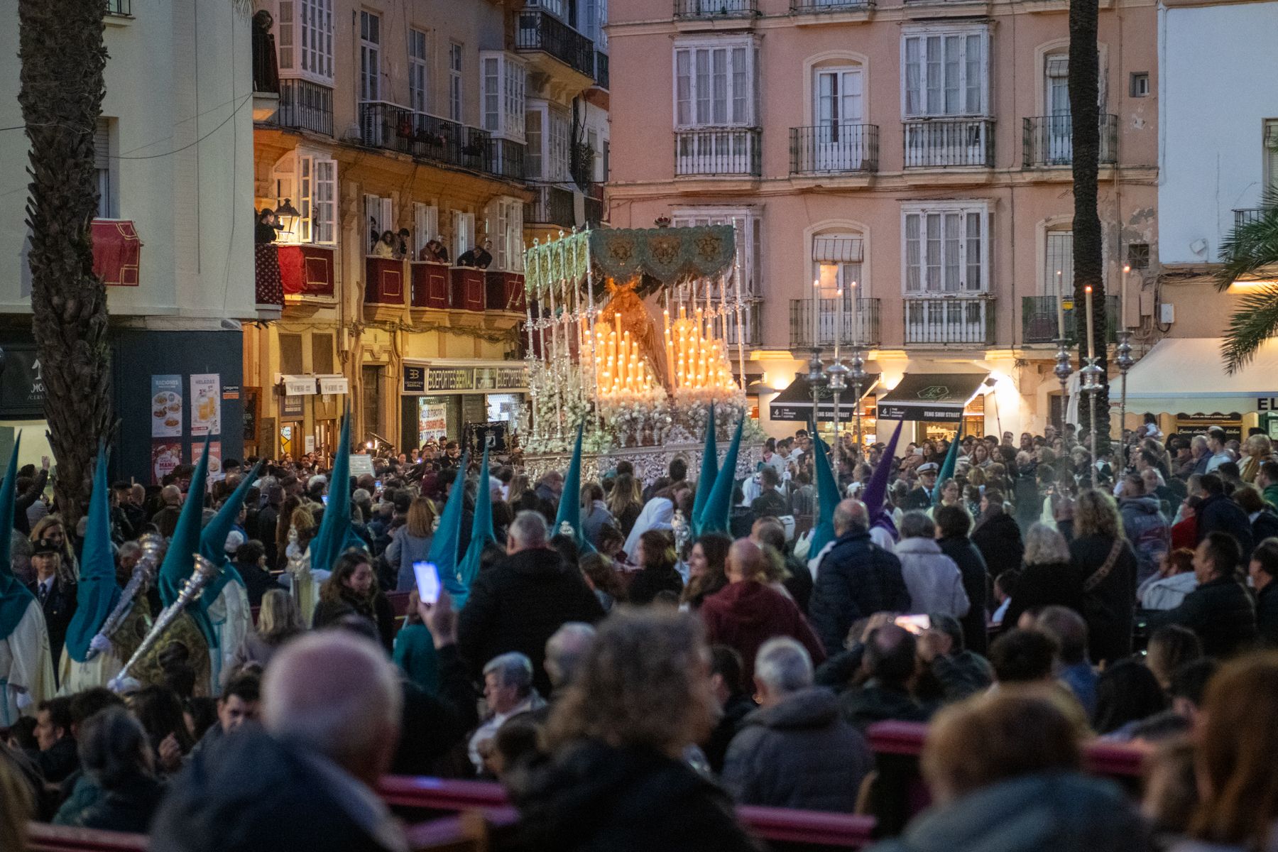 La calma del aire engrandece el Lunes Santo de Cádiz. La calma del aire engrandece el Lunes Santo de Cádiz.