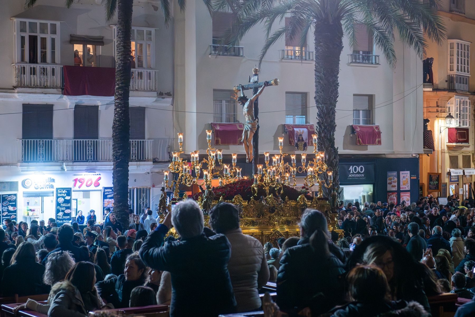 La calma del aire engrandece el Lunes Santo de Cádiz
