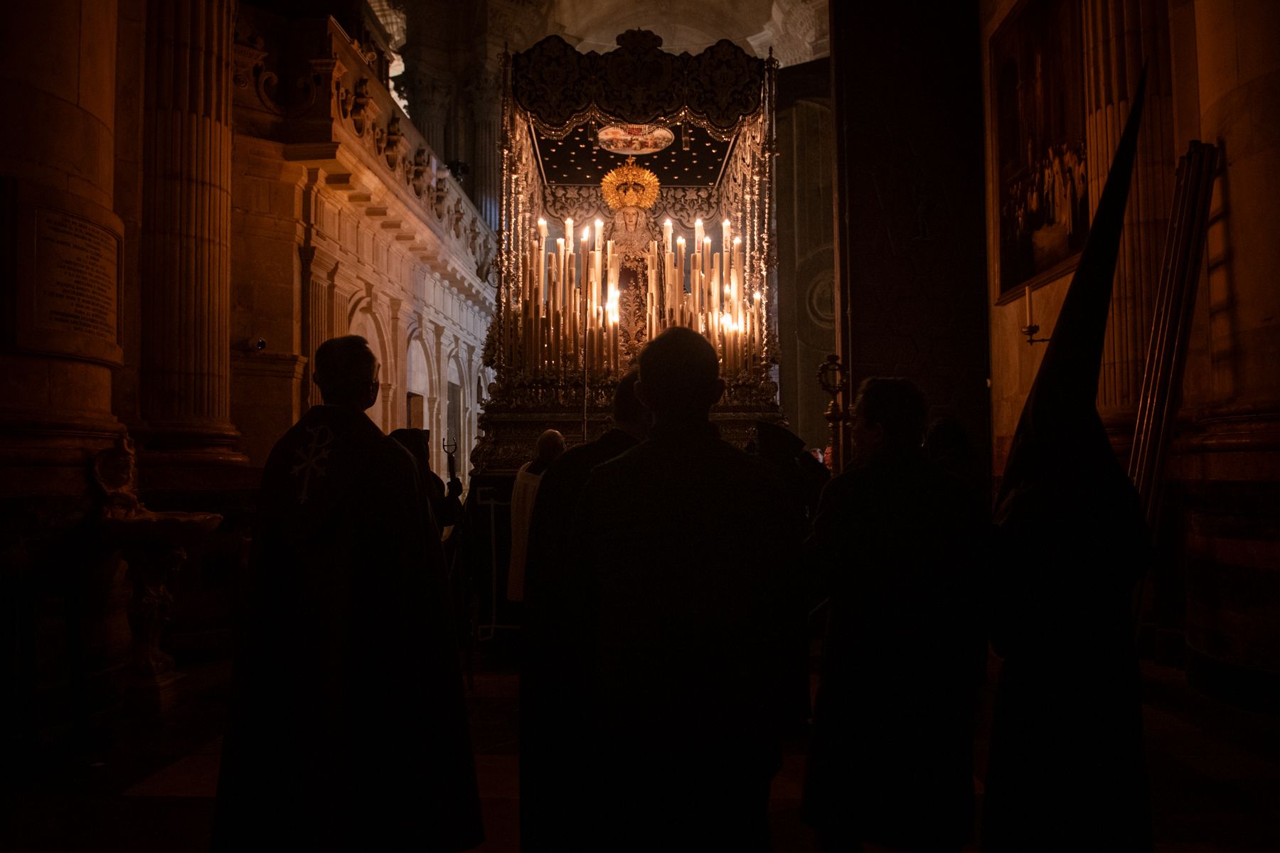 La calma del aire engrandece el Lunes Santo de Cádiz