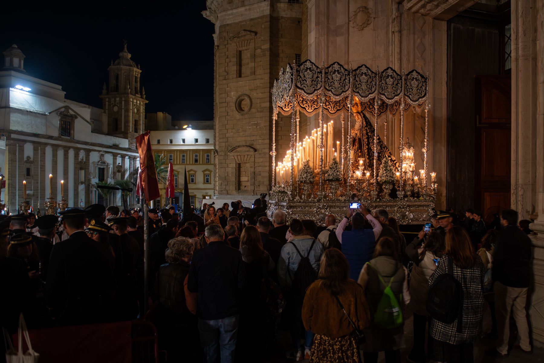 La calma del aire engrandece el Lunes Santo de Cádiz