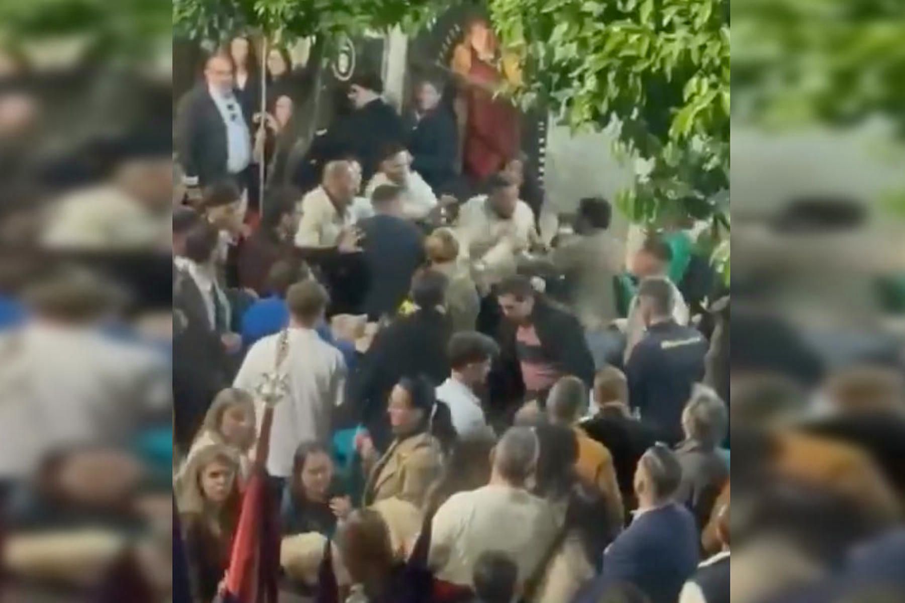 Momento de la pelea en la plaza Plateros de Jerez al paso de Candelaria.