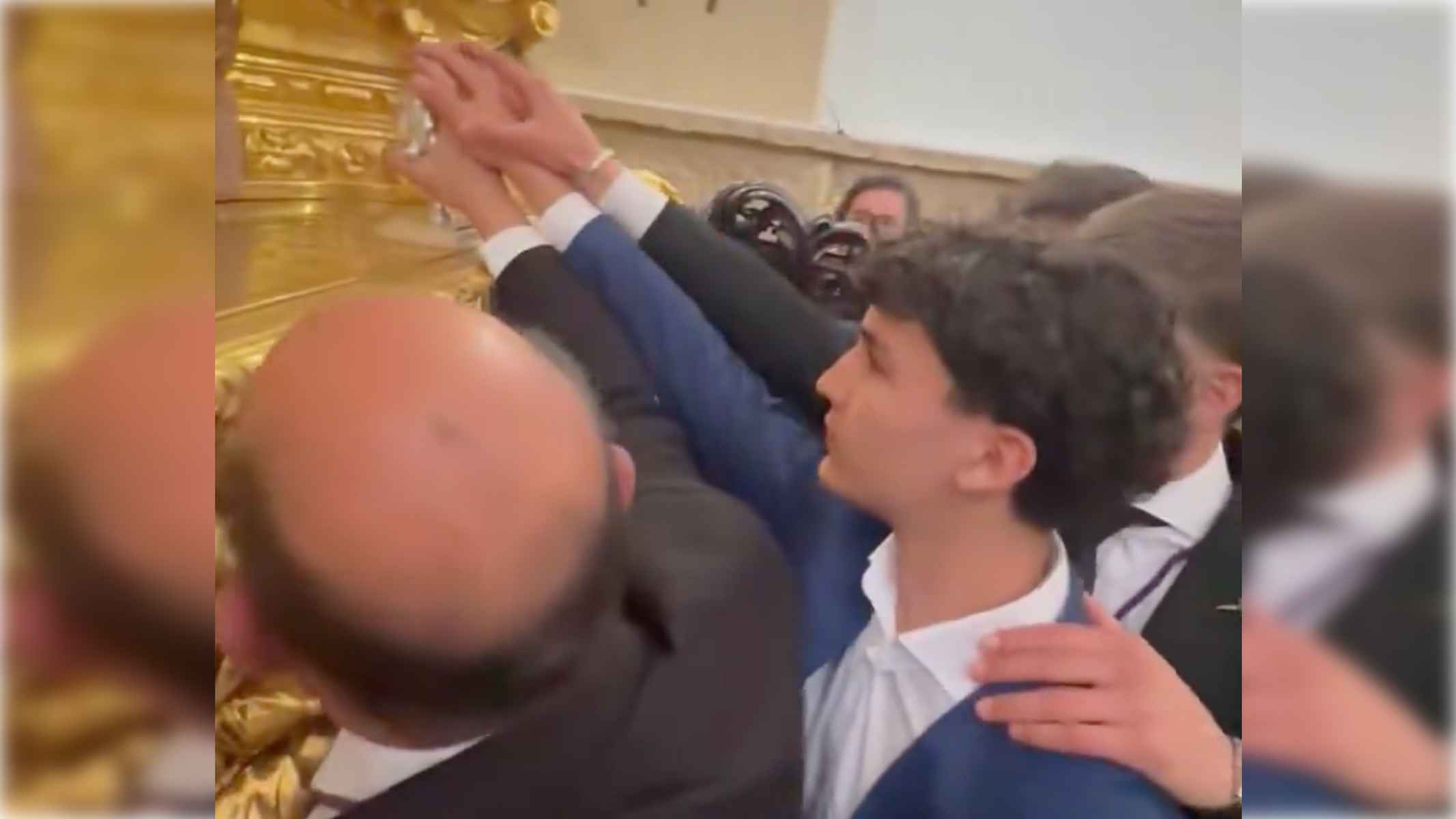 Familiares de Natividad de la Torre y de David Cordón, en la sentida 'levantá' en Huelva. Familiares de Natividad de la Torre y de David Cordón, en la sentida 'levantá' en Huelva.