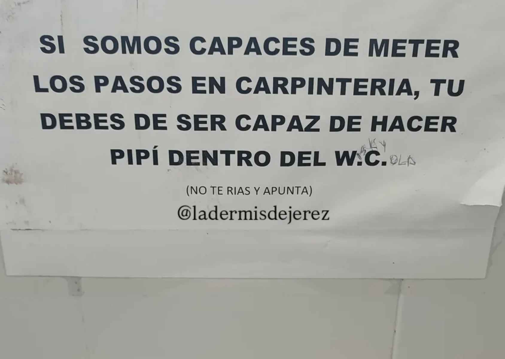 El curioso cartel en un baño de un bar de Jerez.