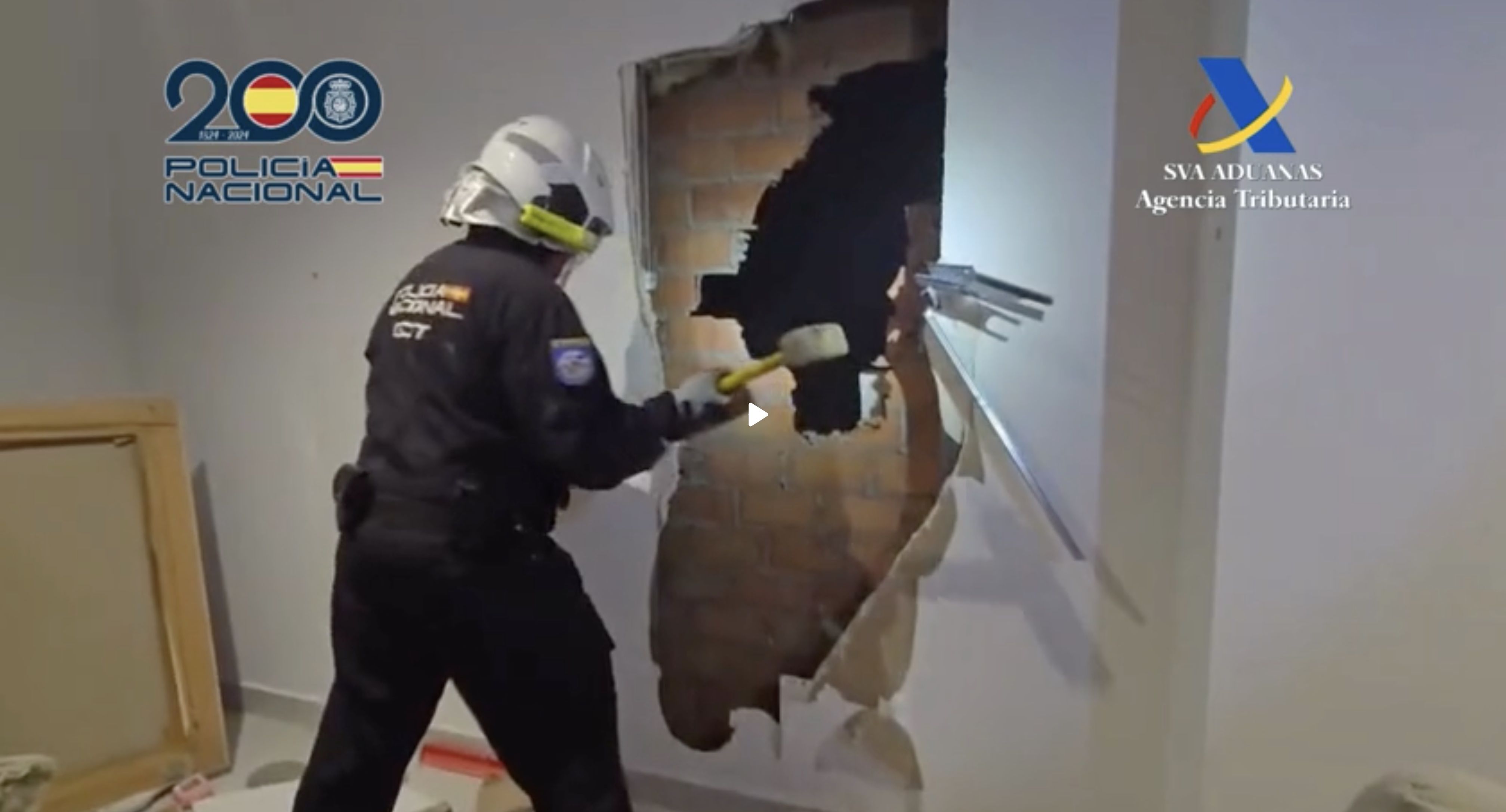 Un momento de la intervención policial.