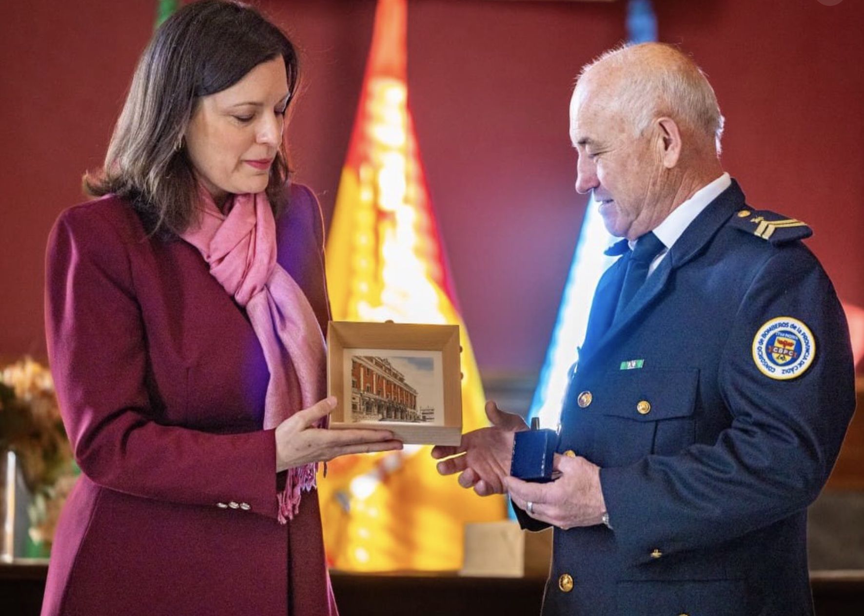 Rafael Lema, homenajeado tras 40 años de servicio público como bombero en San Fernando.