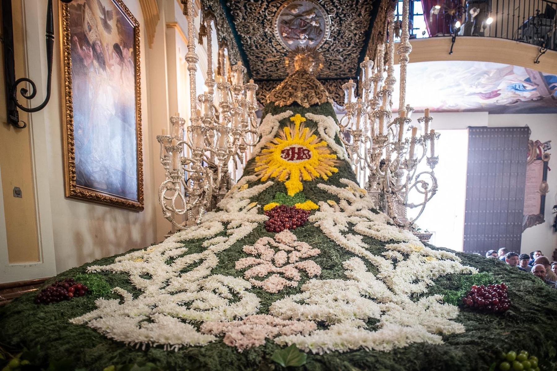Virgen Las Penas de Málaga, con su tradicional manto floral.