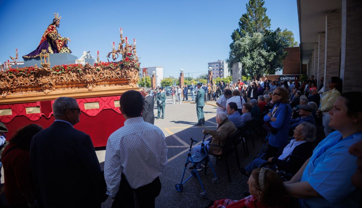 El paso frente a los mayores que presenciaron la llegada de la hermandad. 