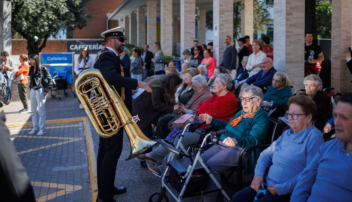 Un músico de la Agrupación San Juan hablando con los mayores. 