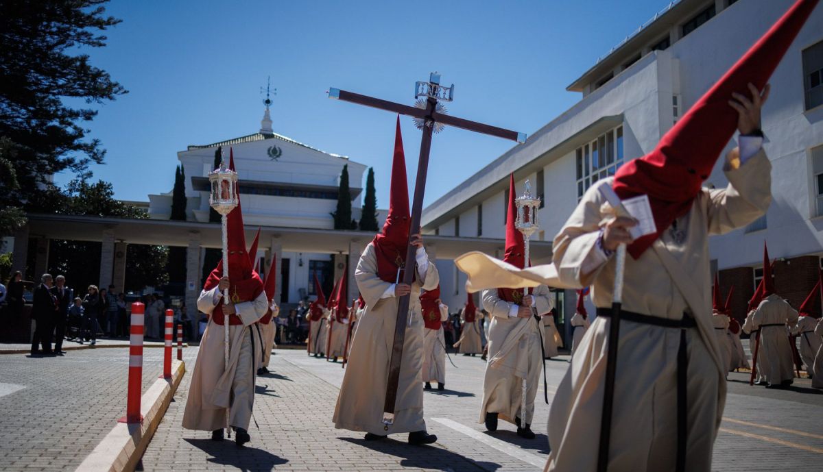 La cruz de guía y cortejo de nazarenos en el interior del recinto hospitalario. 