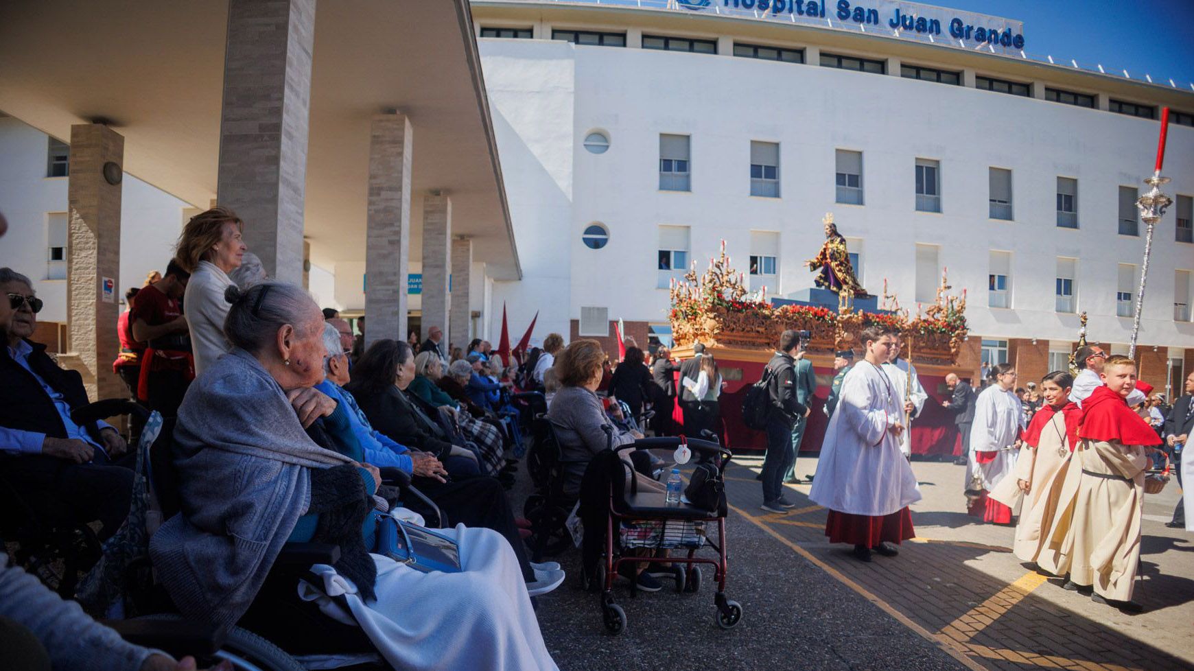 El Señor de Bondad y Misericordia en su tránsito por San Juan Grande. MANU GARCÍA