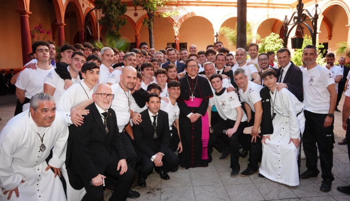 Juanma Moreno Cadiz hermandad Jesus Caido Martes Santo 2026