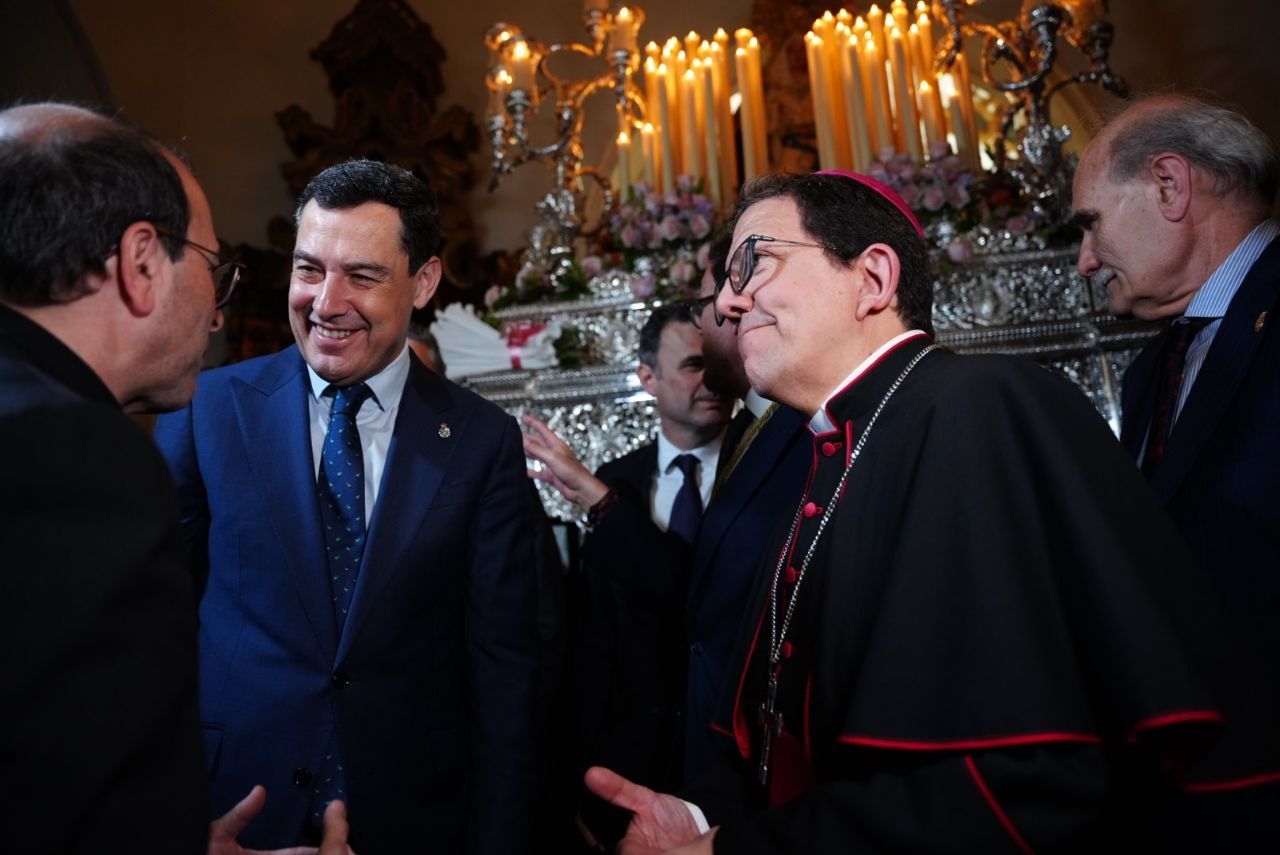 Juanma Moreno en su visita a Cádiz durante la Semana Santa.