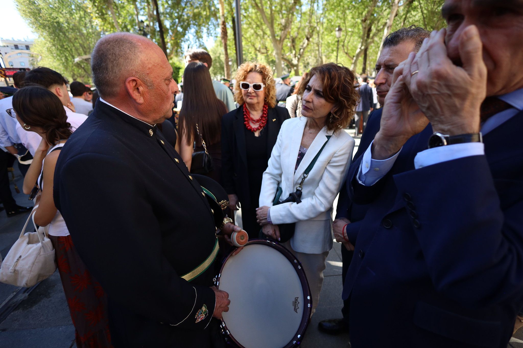 Montero, con Fernández y Muñoz, en la Semana Santa de Sevilla este Martes Santo. Montero, con Fernández y Muñoz, en la Semana Santa de Sevilla este Martes Santo.