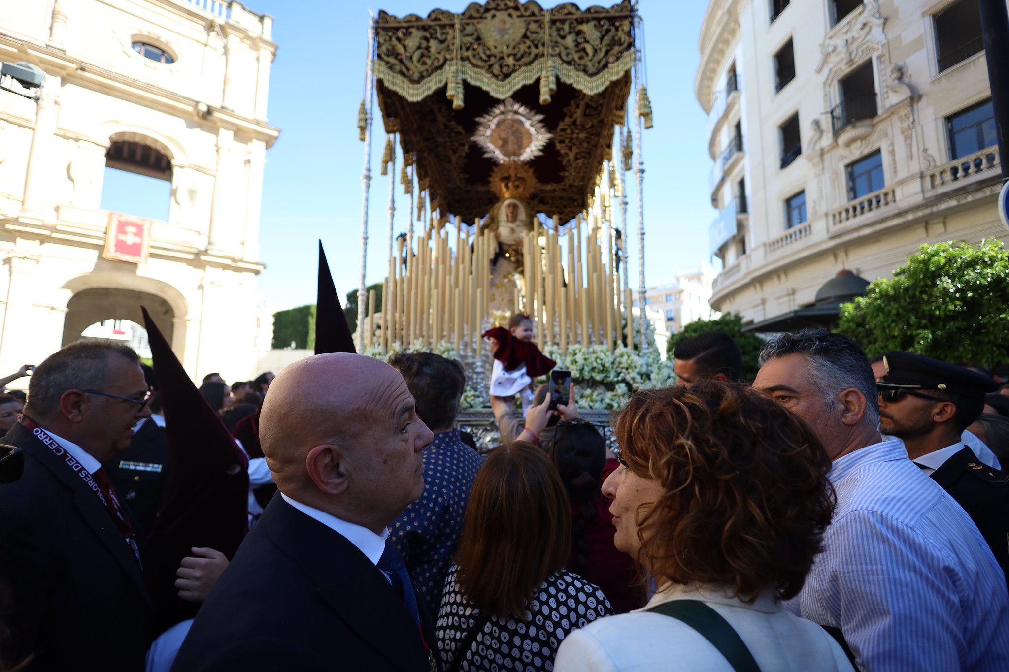 Montero, frente a Nuestra Señora de los Dolores del Cerro.