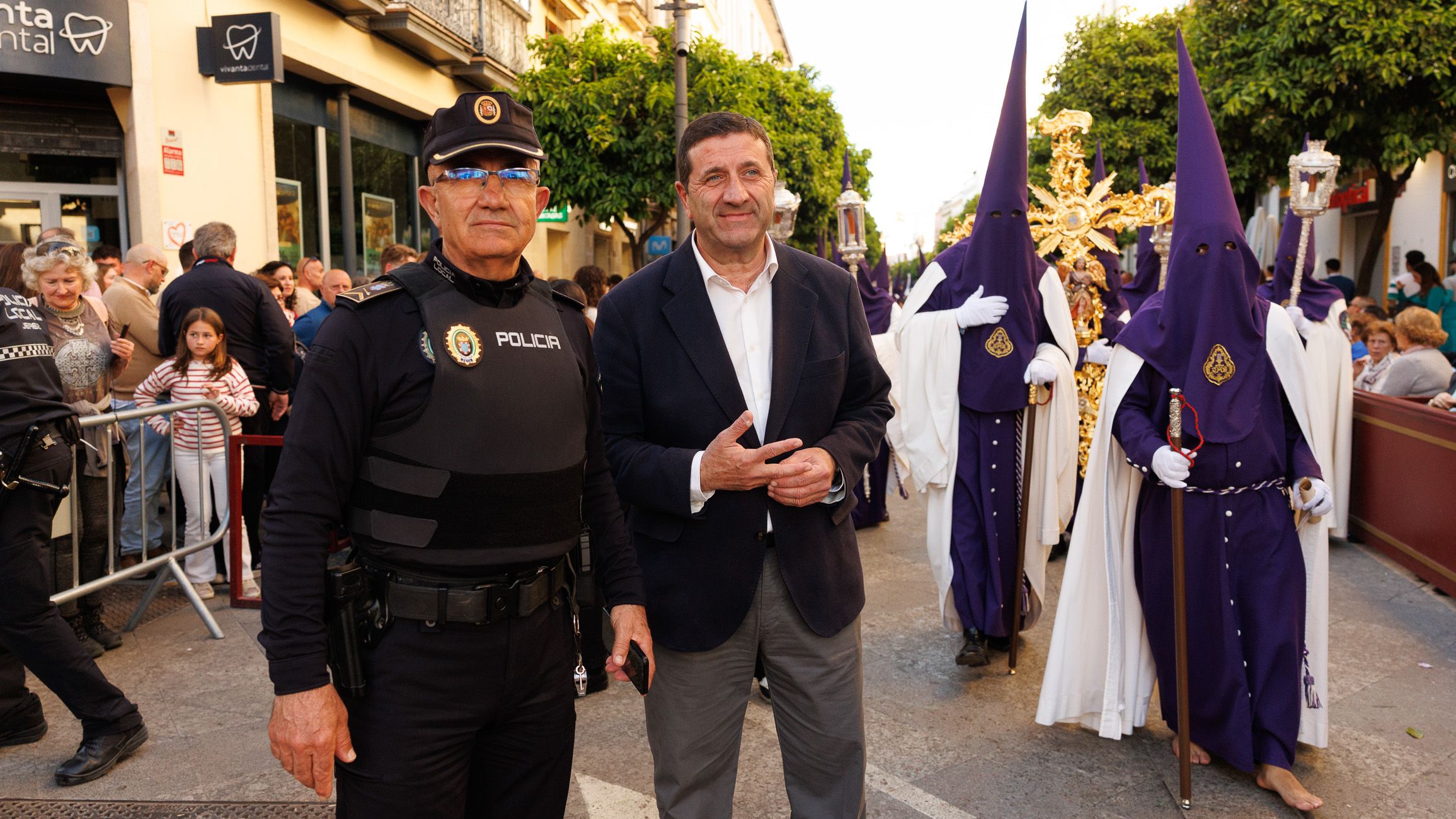 José Ignacio Martínez, delegado de Seguridad (d), y Manuel Cabrales, jefe de la Policía Local, en el paso de peatones del Gallo Azul, este pasado Martes Santo.