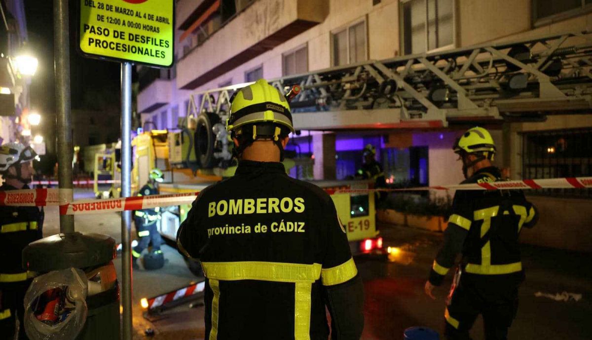 Bomberos, con la zona acordonada, para evitar riesgos.