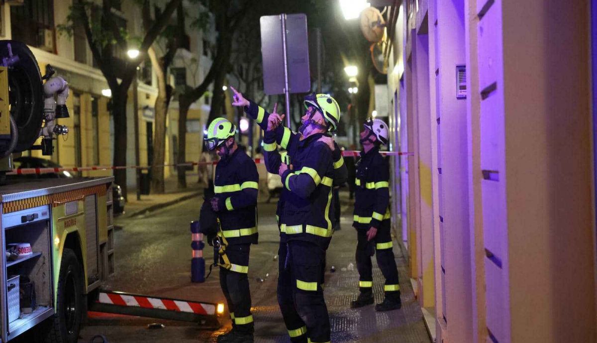 Bomberos desplazados a la calle Santo Domingo.