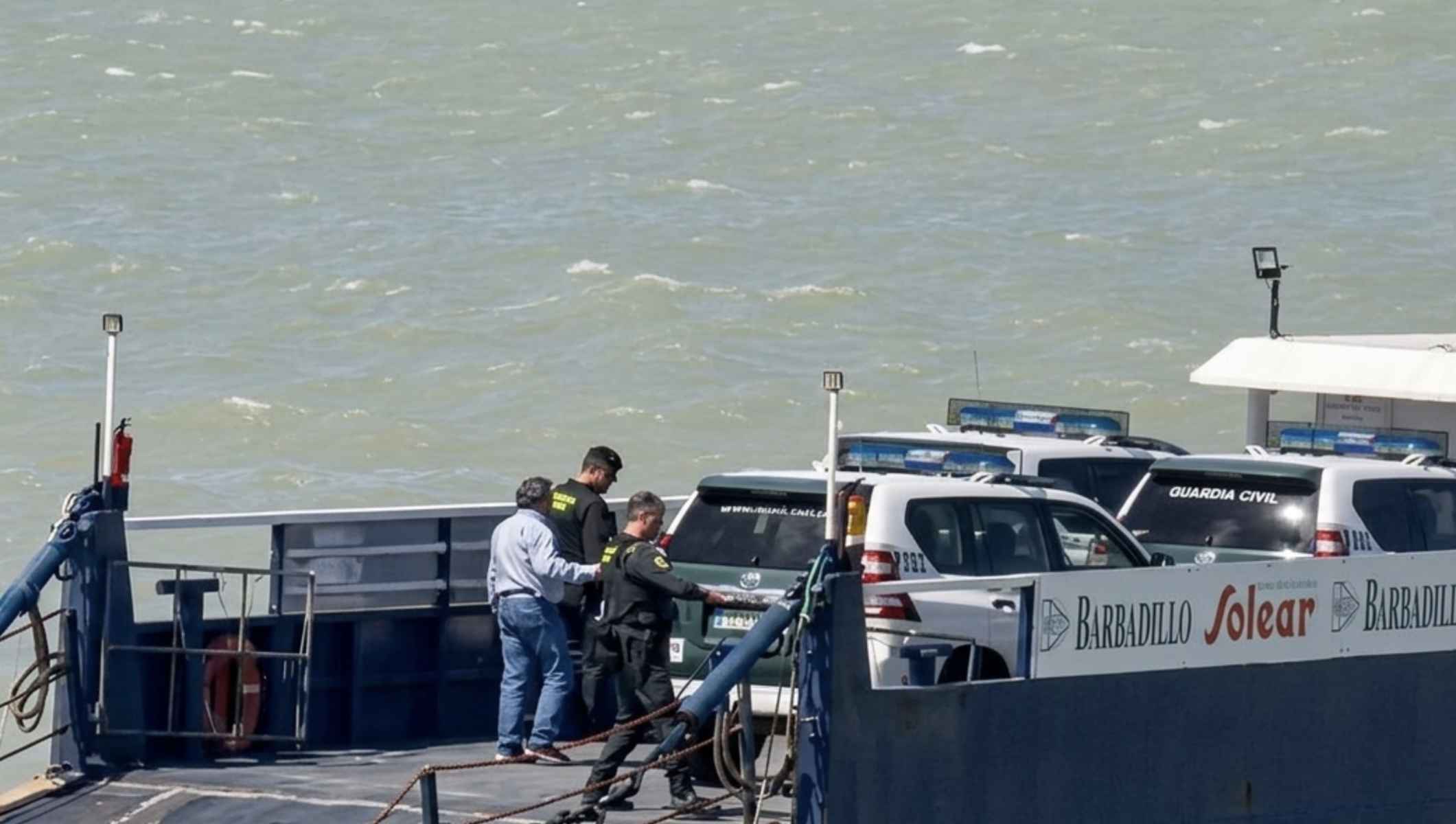Gran dispositivo de seguridad en Sanlúcar ante la llegada de Pedro Sánchez para cruzar hasta Doñana.   FOTO: CANAL SUR