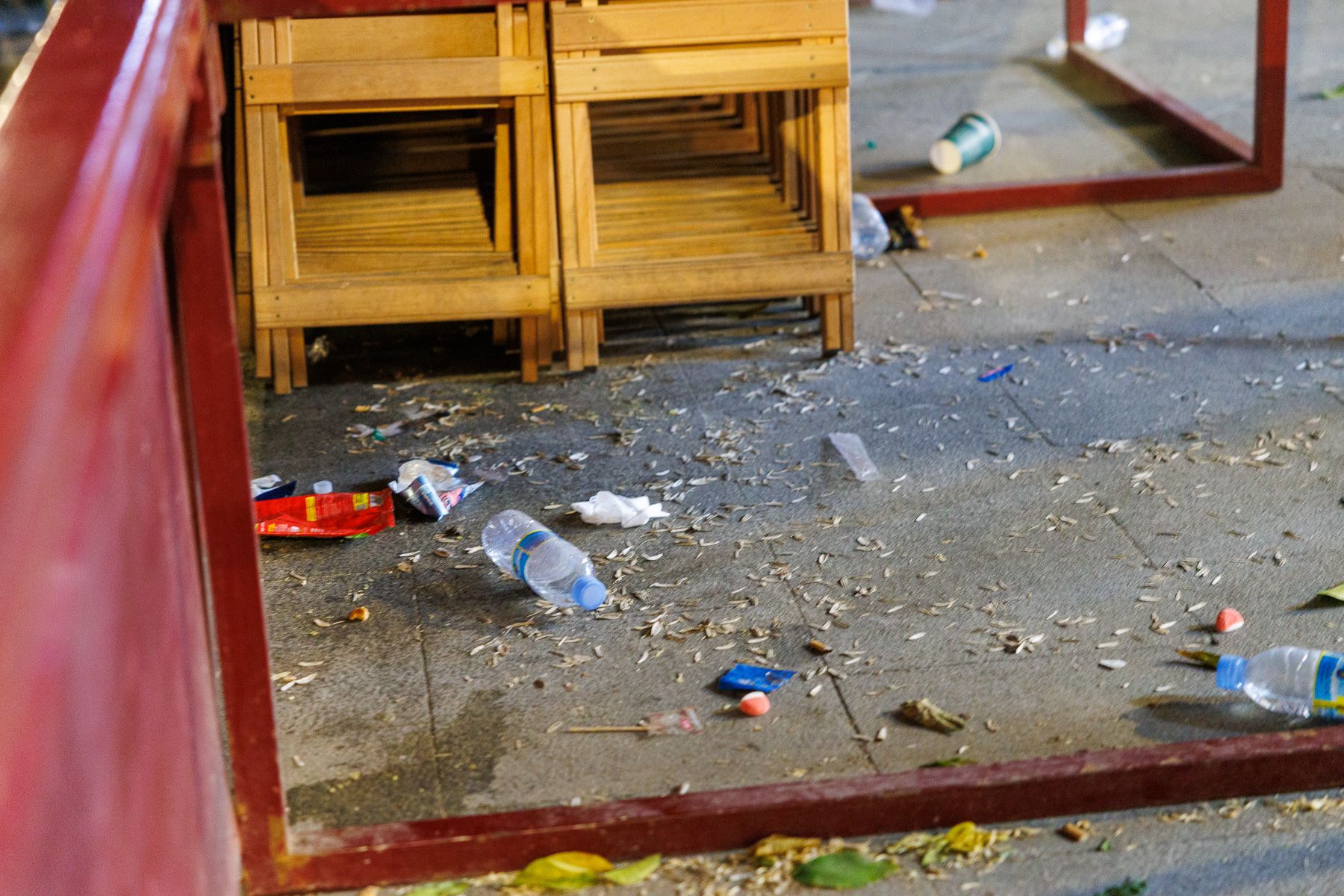 Suciedad en uno de los palcos en la Carrera Oficial de Jerez.