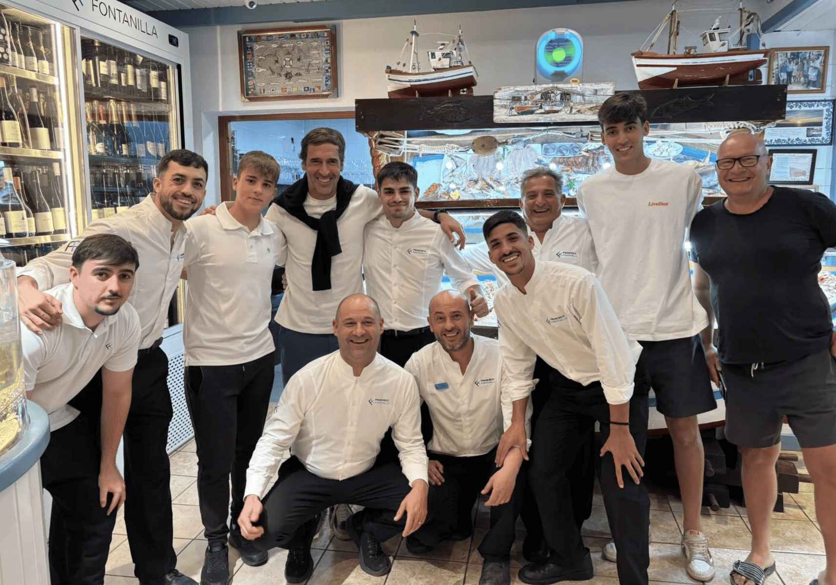 Raúl, con los trabajadores del restaurante Francisco Fontanilla de Conil.