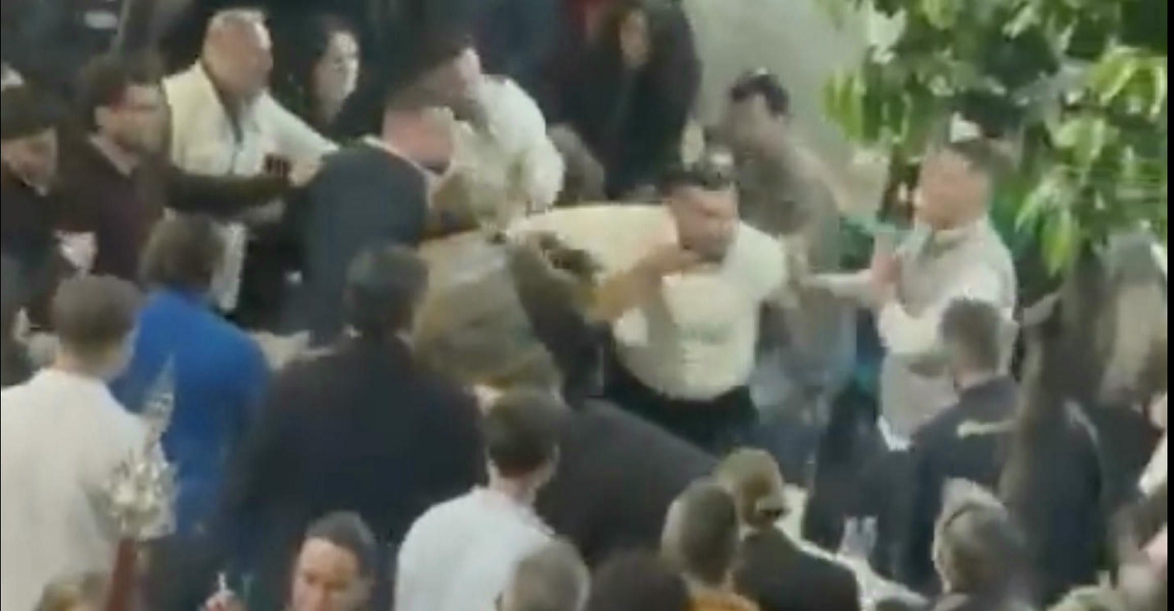 Un instante de la pelea en plaza Plateros de Jerez durante el regreso de Candelaria.