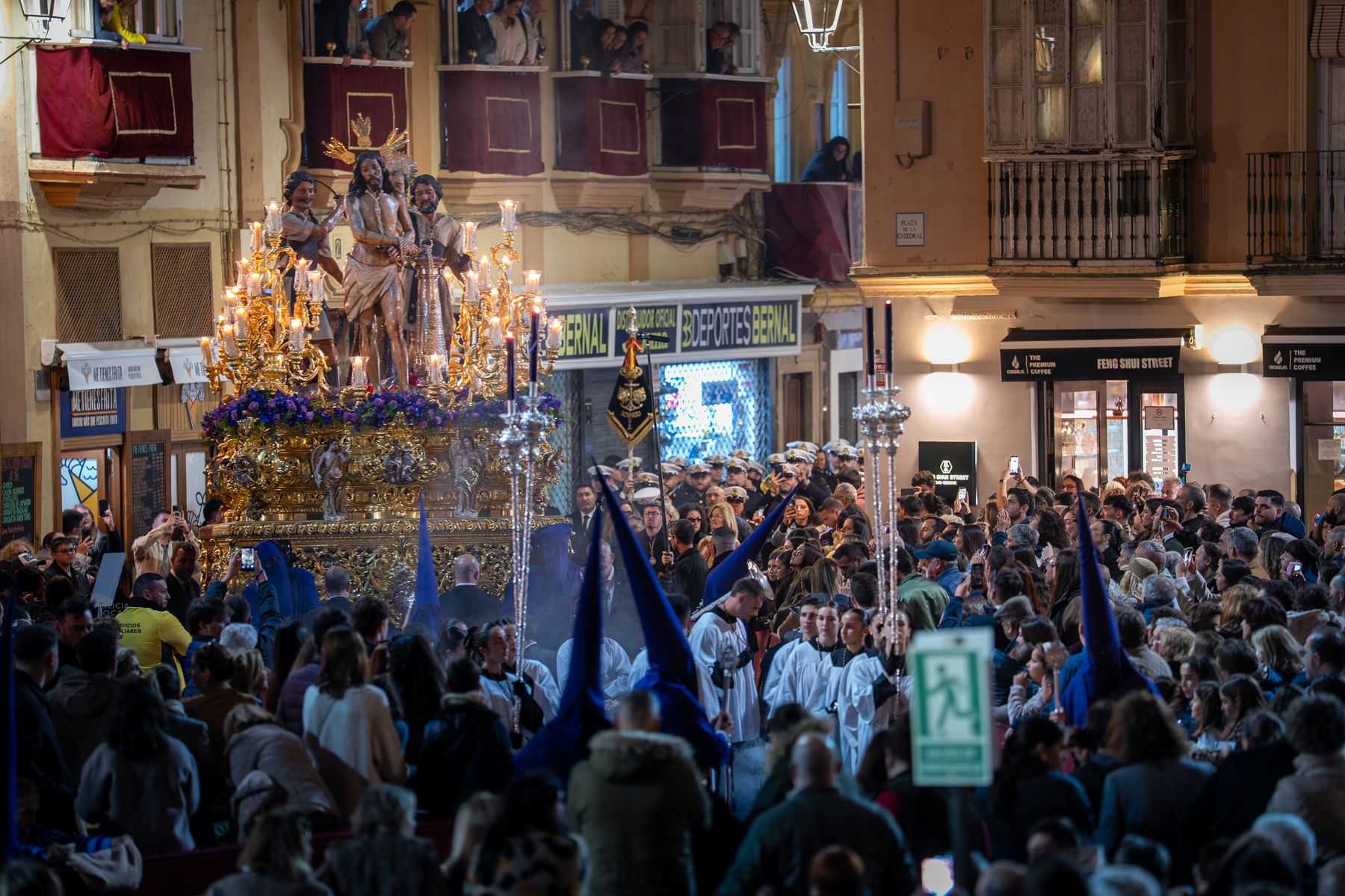 Imágenes de un Martes Santo radiante en Cádiz