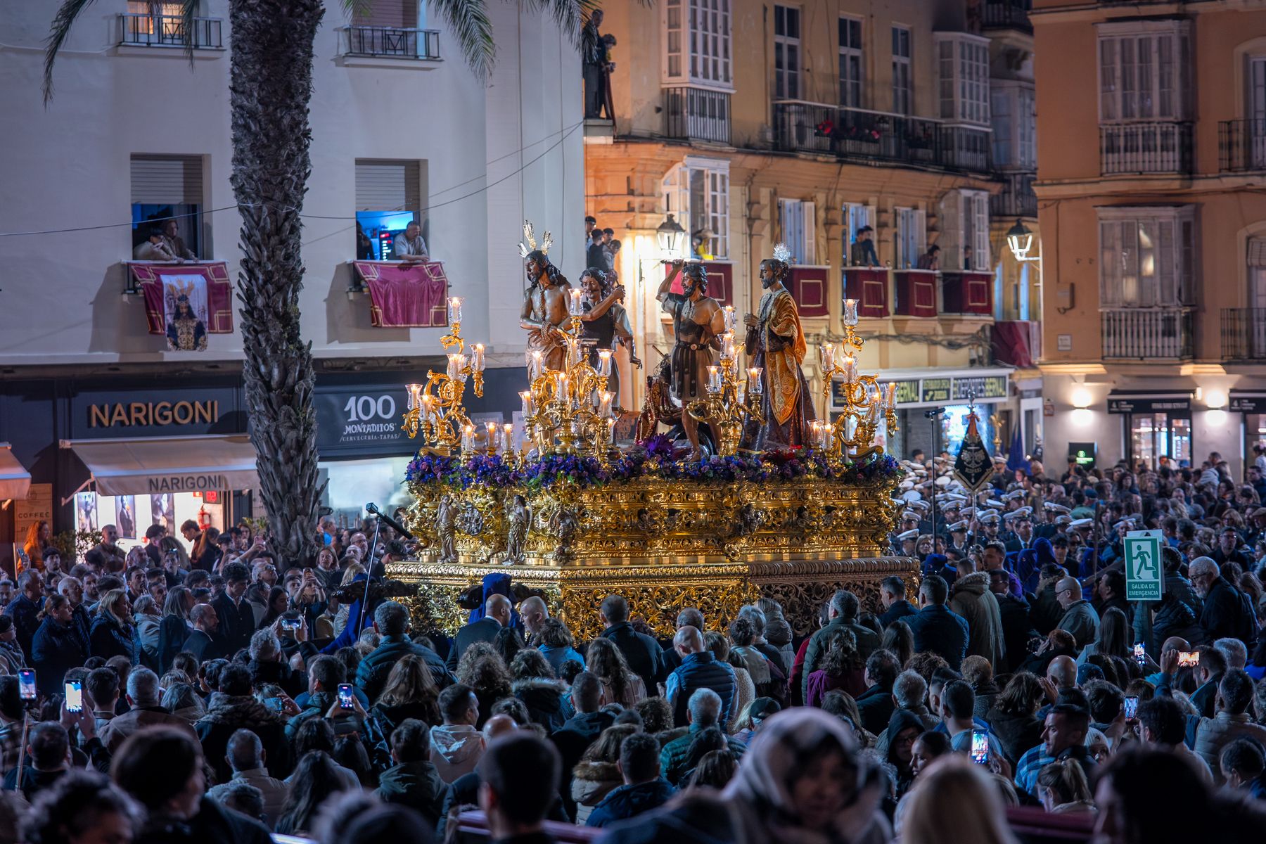 Imágenes de un Martes Santo radiante en Cádiz